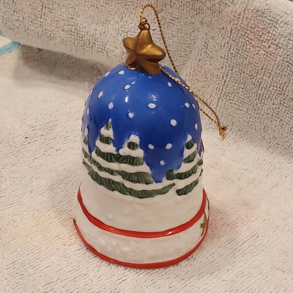 Classic Pooh - A SILENT SORT OF NIGHT - bell Christmas ornament by Midwest - Picture 3 of 7